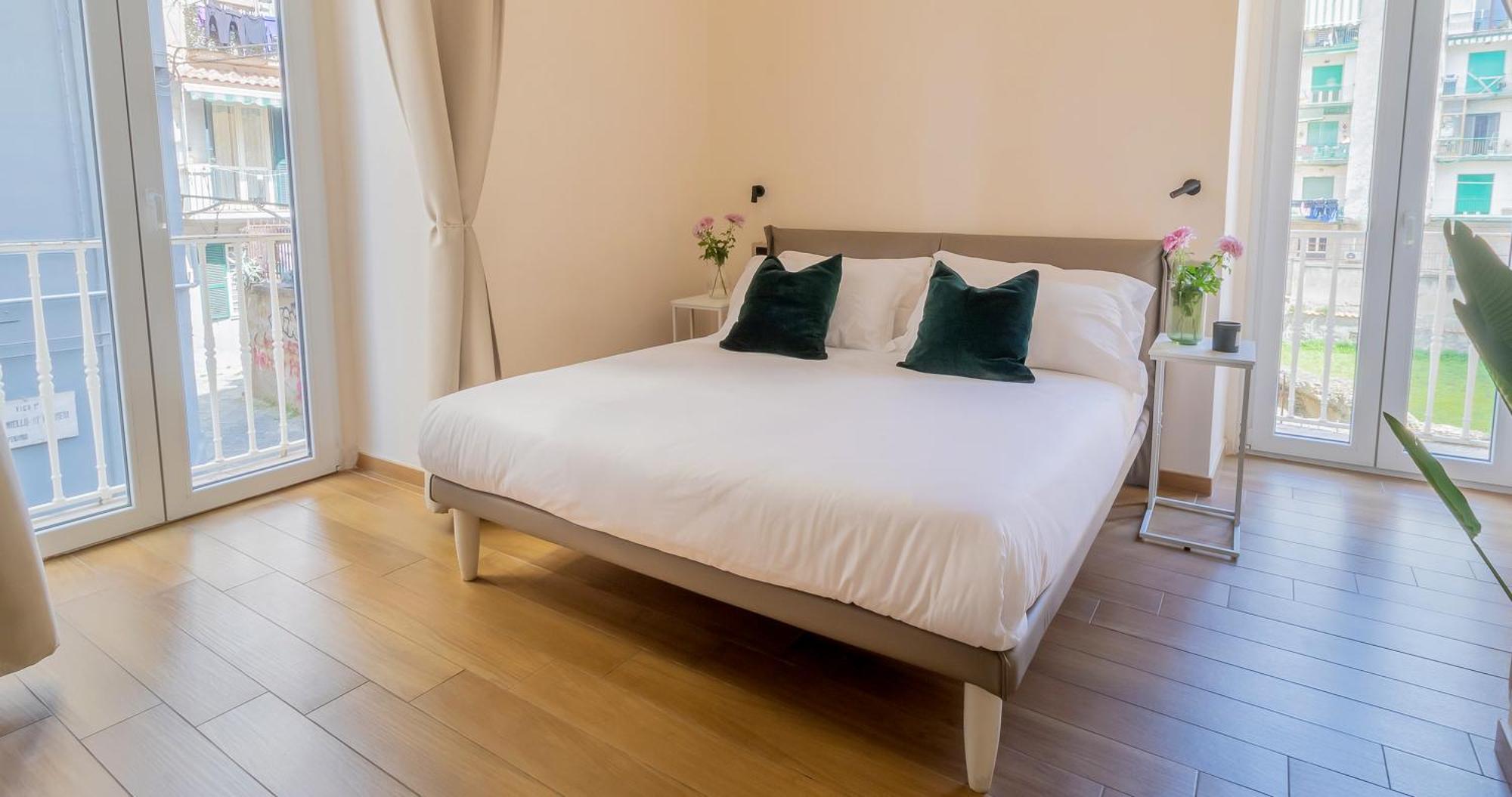 Musto Suites & Rooms Наполи Екстериор снимка