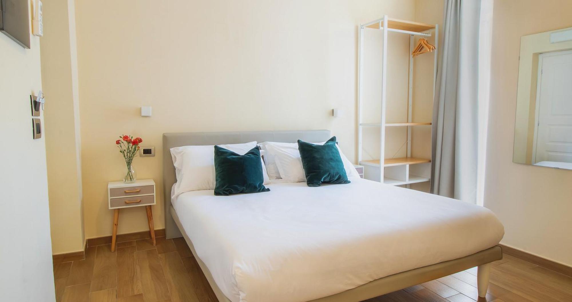 Musto Suites & Rooms Наполи Екстериор снимка